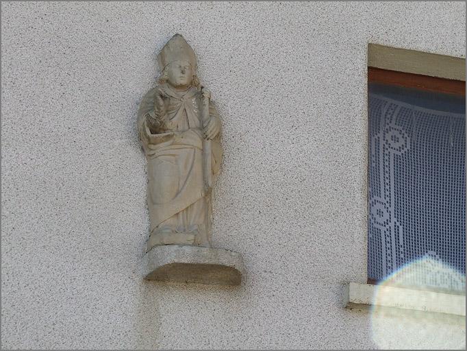 Ferme, élévation antérieure, statuette de Saint, ensemble face.