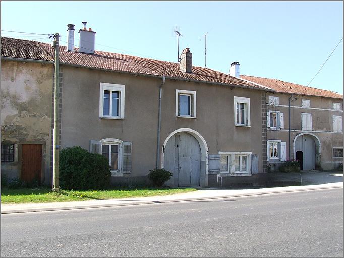 Ferme, élévation antérieure, ensemble trois quarts gauche.