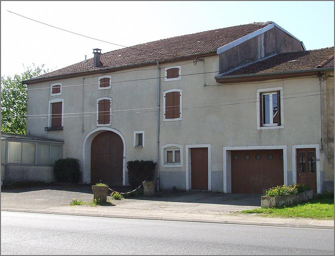 Ferme, élévation antérieure, ensemble trois quarts droit.