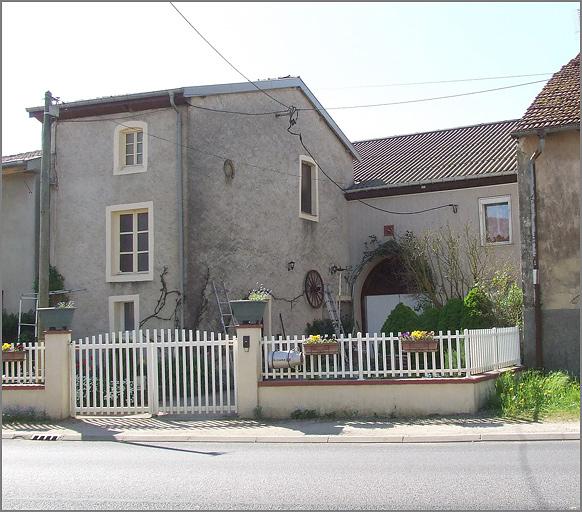 Ferme, élévation antérieure, ensemble trois quarts droit.