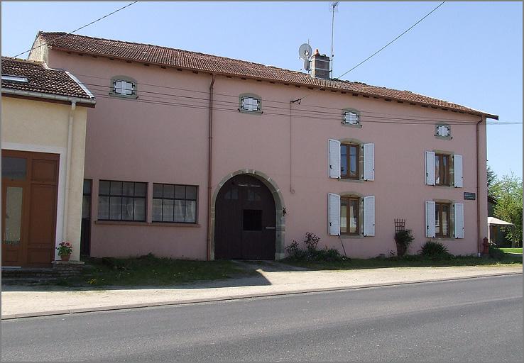 Ferme, élévation antérieure, ensemble trois quarts gauche.