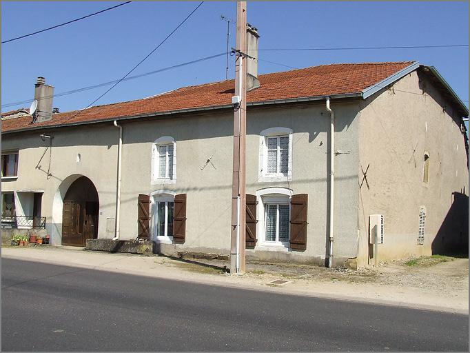 Ferme, élévation antérieure, ensemble trois quarts droit.