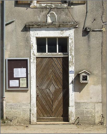 Ferme, élévation antérieure, porte piétonne et niche, ensemble face.