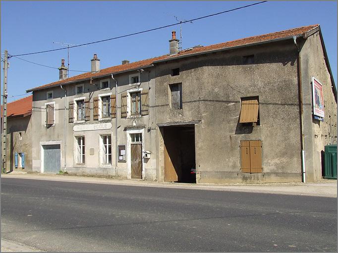 Ferme, élévation antérieure, ensemble trois quarts droit.