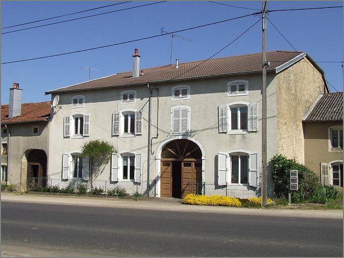 Ferme, élévation antérieure, ensemble trois quarts droit.