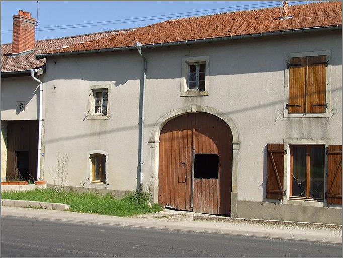 Ferme, élévation antérieure, ensemble trois quarts gauche.
