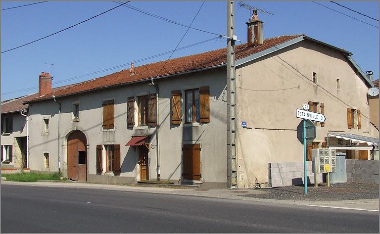 Ferme, élévation antérieure, ensemble trois quarts gauche.