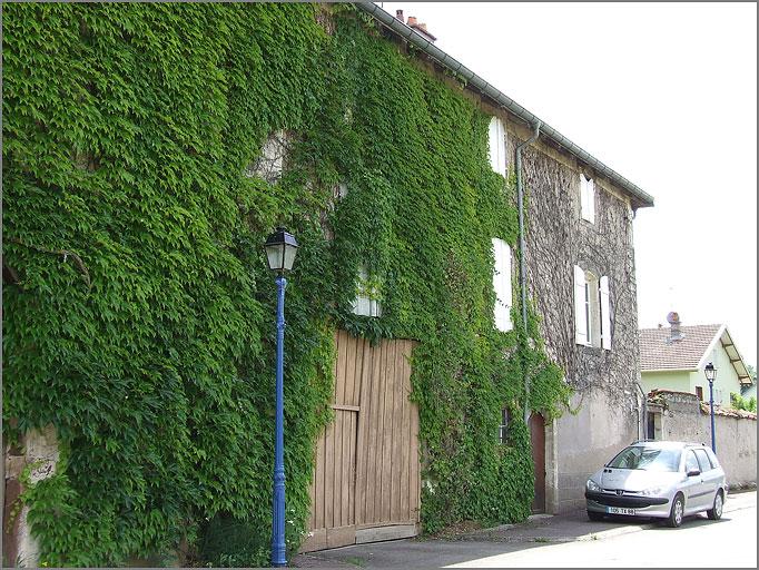 Ferme, élévation antérieure, ensemble trois quarts gauche.