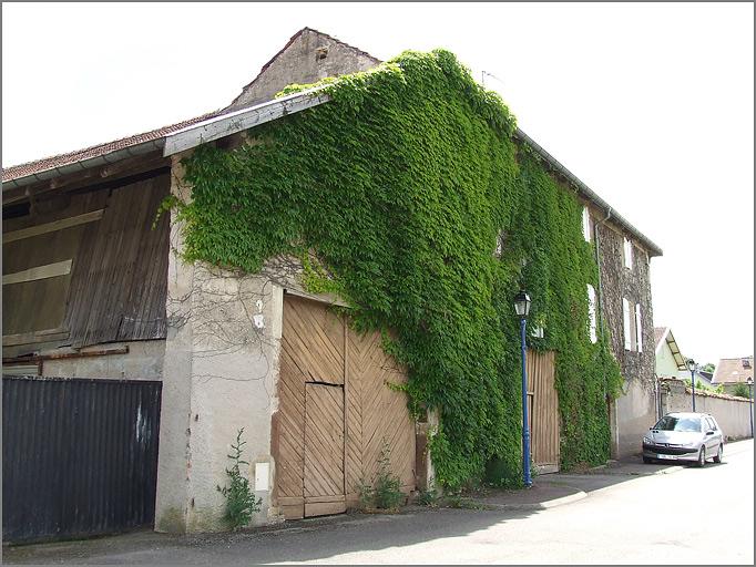 Ferme, élévation antérieure, ensemble trois quarts gauche.