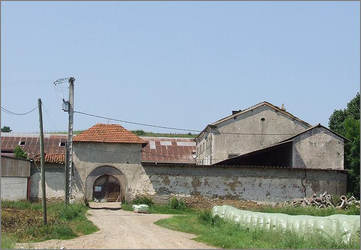 Ferme, élévation antérieure, ensemble trois quarts gauche.