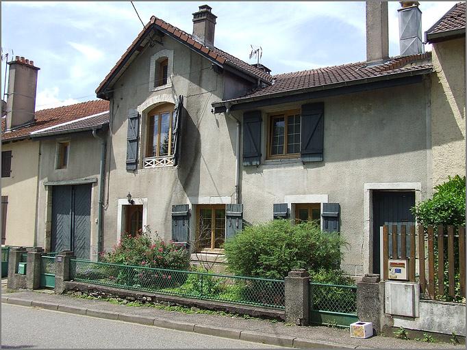 Ferme, élévation antérieure, ensemble trois quarts droit.