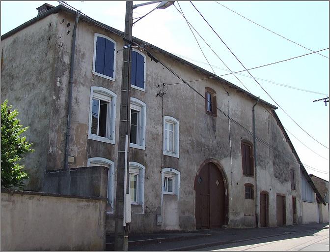 Ferme, élévation antérieure, ensemble trois quarts gauche.