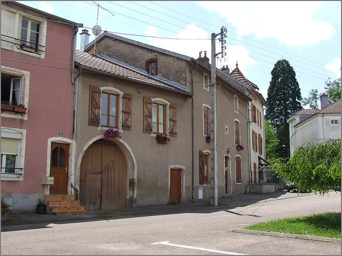 Ferme, élévation antérieure, ensemble trois quarts gauche.