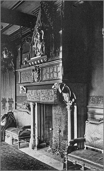 Intérieur, cheminée.