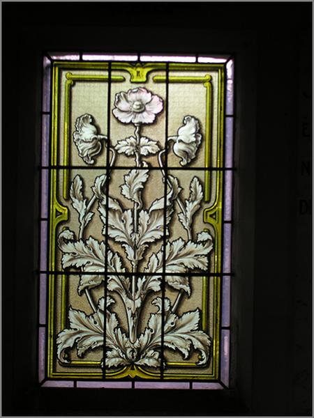 Ensemble de trois verrières : portrait de défunts (baie 0) ; verrières décoratives (baie 1 et 2)