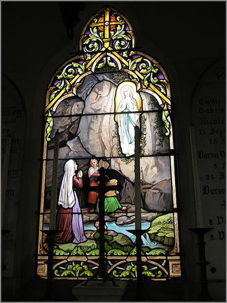 Ensemble de trois verrières historiées : Apparition de la Vierge à Bernadette Soubirous ; Saint Pierre Fourier enseignant ; Sainte Jeanne d'Arc bergère écoutant ses voix (baies 0 à 2)