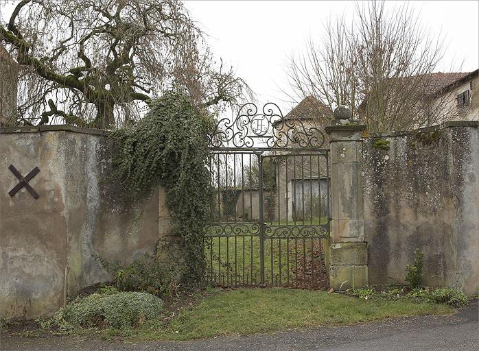 Portail d'accès, vers le jardin, au sud-ouest de la demeure.