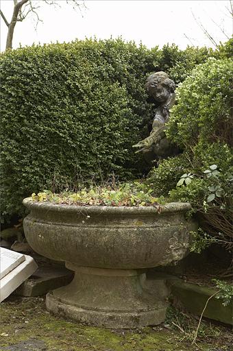 Vasque de fontaine, sur la terrasse.