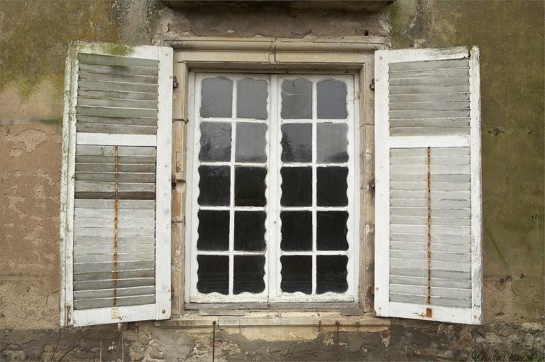 Fenêtre du rez-de-chaussée, côté jardin (élévation postérieure).