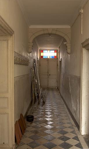 Rez-de-chaussée, couloir (vue vers le nord, côté terrasse).