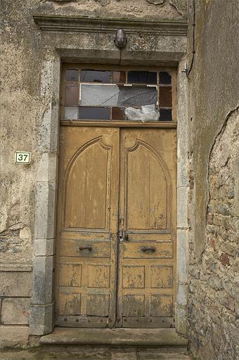 Porte côté cour (élévation antérieure).