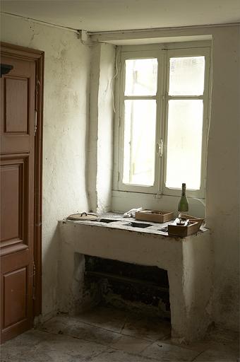 Rez-de-chaussée, cuisine, potager, ensemble trois quarts droit.