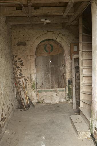 Corps latéral droit (ouest), porte et départ de l'escalier.