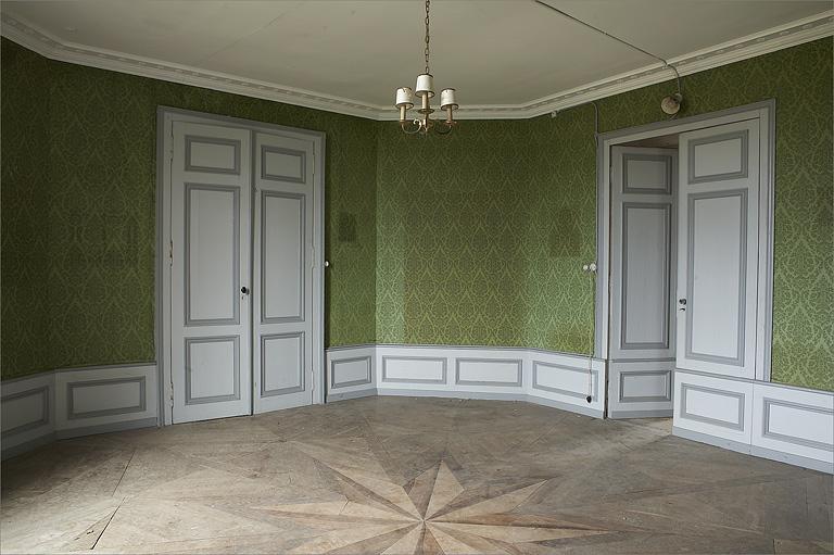 Ensemble du décor intérieur (pièce 1. 2) : lambris d'appui, cheminée, parquet