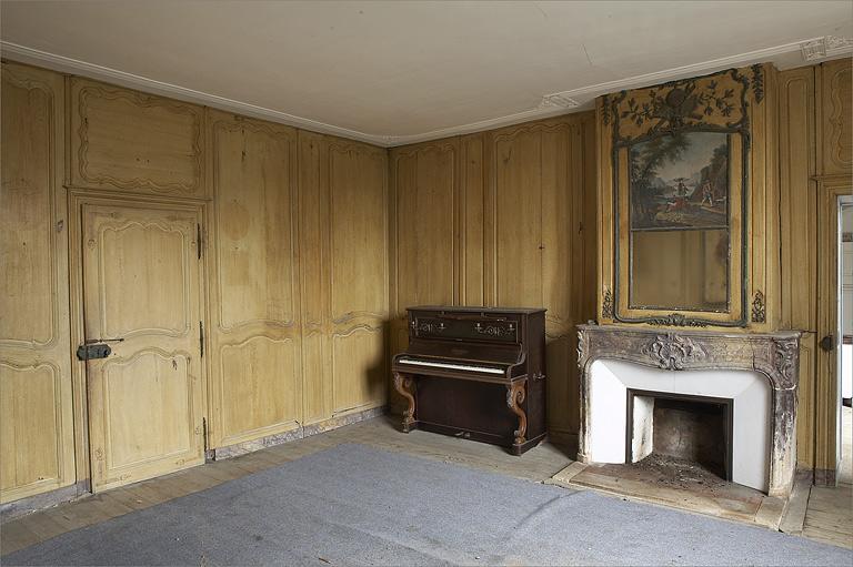 Ensemble du décor intérieur n° 2 : lambris de hauteur, cheminée, revêtement mural (papier peint)