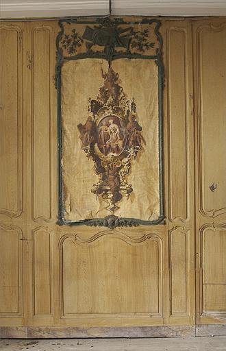 Détail du lambris de hauteur, avec papier peint, (mur opposé à la cheminée).