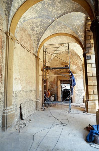 Extrémité est de la galerie nord, durant les travaux vers 1984.