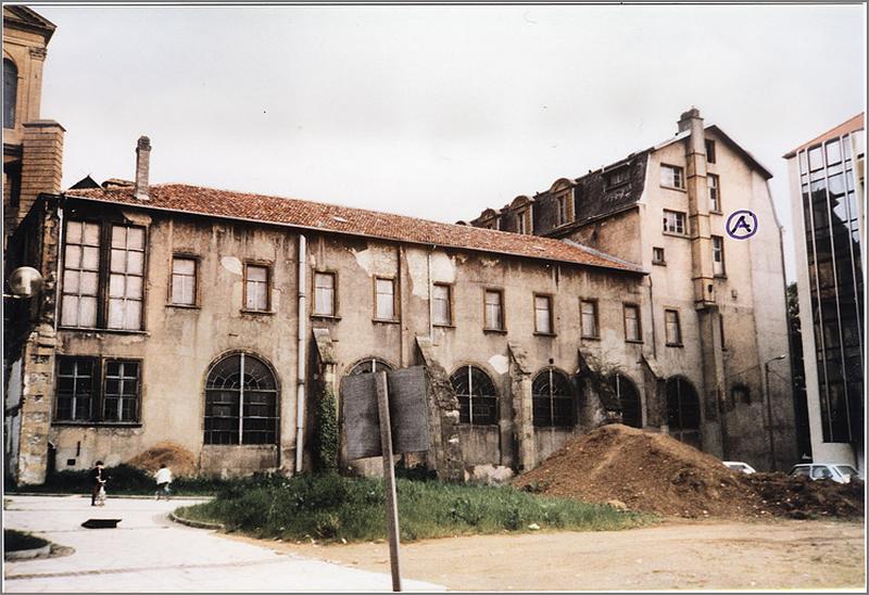 Façade nord : état en 1985 (A = pignon du corps ouest, transformé en 1855).