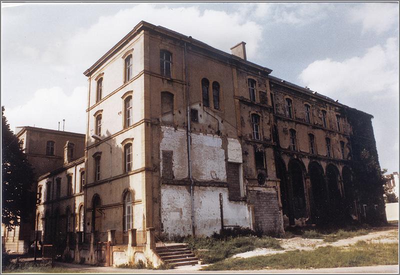 Façades sud et ouest : état en 1983, avant restauration.