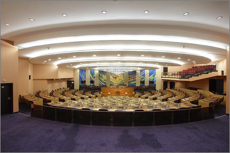 Salle des délibérations, vue depuis l'entrée.