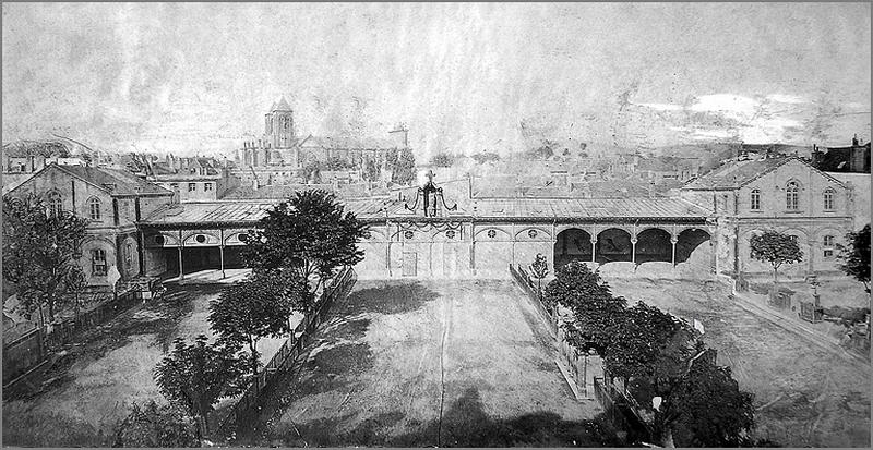 La cour du collège (préau et bâtiments latéraux disparus) après 1922, ensemble.