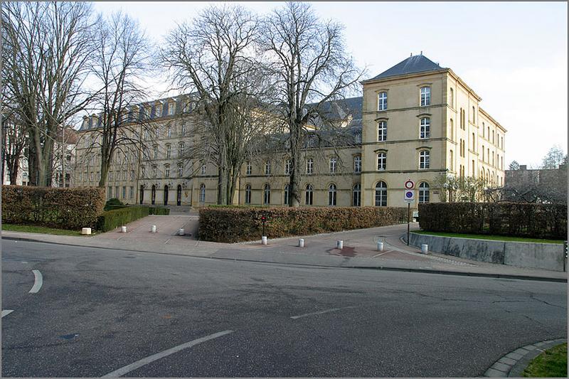 Corps ouest, vue générale depuis la rue des Bénédictins.