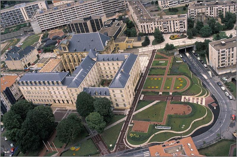 Vue aérienne de l'ensemble des bâtiments.