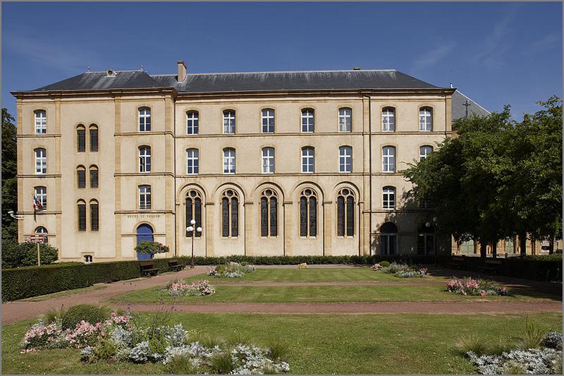 Corps sud, vue depuis la place Saint-Clément.