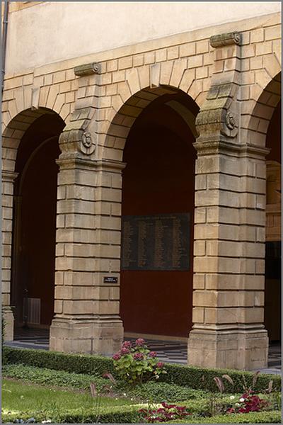 Détail des piles de la galerie est.