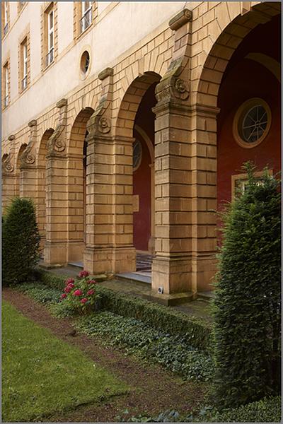 Piles de la galerie sud.