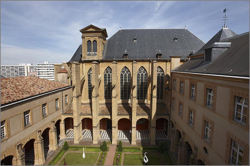 Cloître, vue d'ensemble depuis le corps ouest.