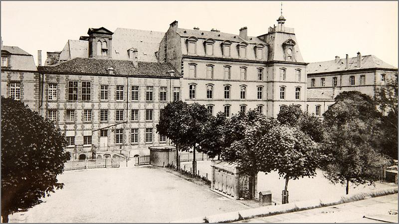 La cour du collège et la façade ouest, entre 1919 et 1932.