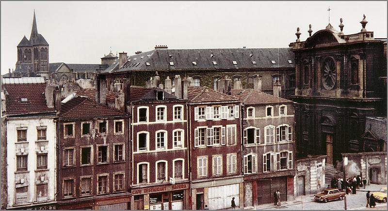 L'entrée du collège sur la Vincentrue dans les années 1960, avant la destruction des immeubles de la rue.