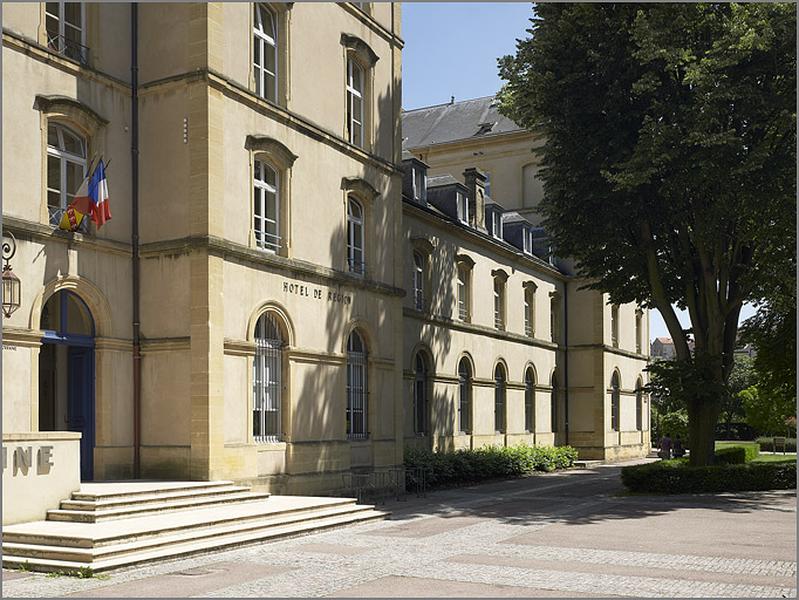 Corps ouest, travées centrales et sud, vue depuis la place G. Hocquard.