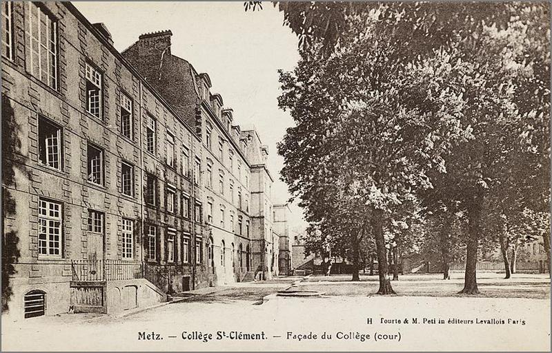 La façade ouest entre 1919 et 1932.