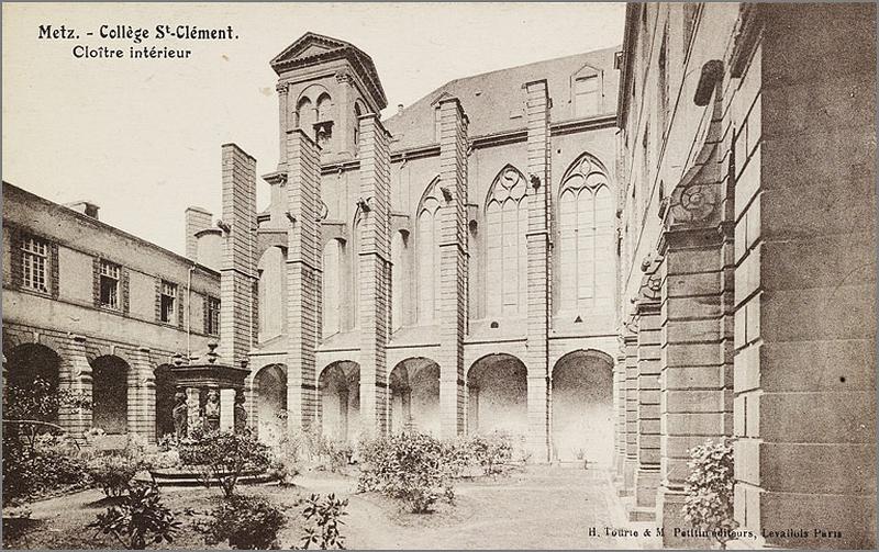 Le cloître au début du 20e siècle, vue du préau vers l'église.