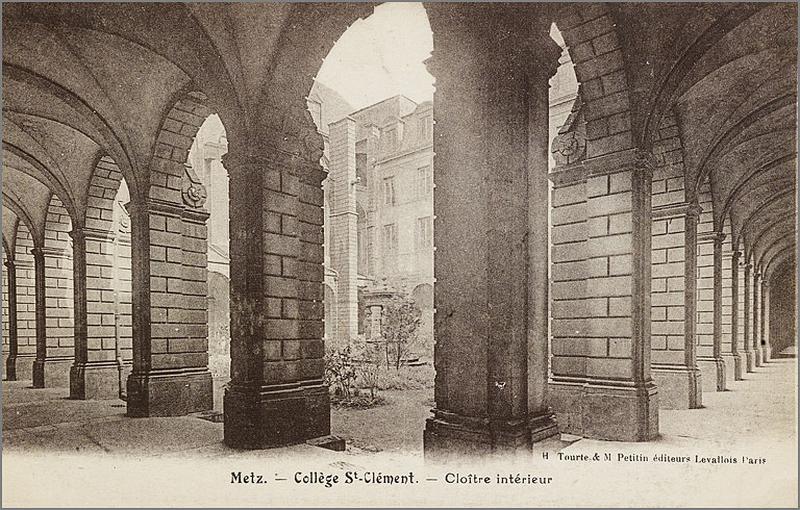 Le cloître au début du 20e siècle, vue intérieure.