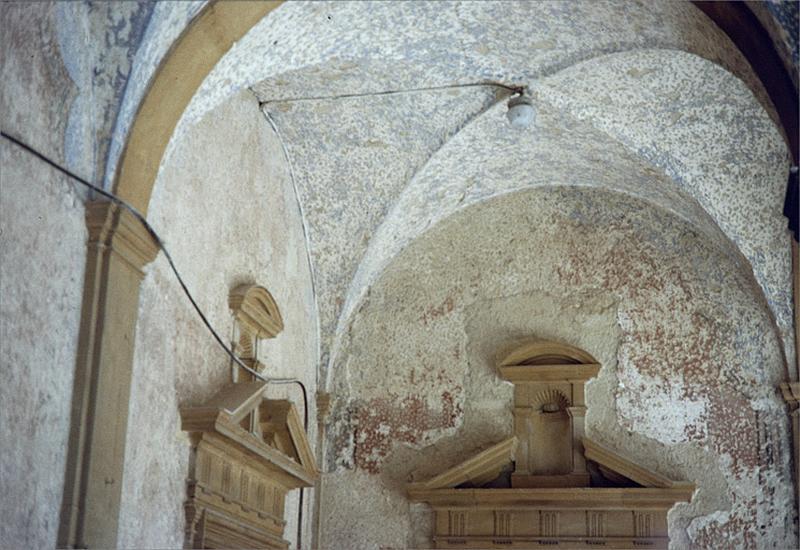 Extrémité est de la galerie nord, détail des traces de la peinture murale vers 1984.