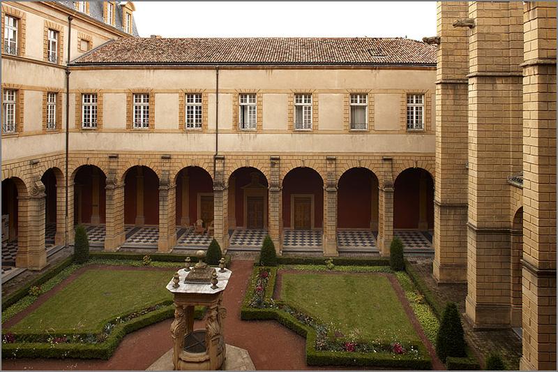 Cloître de l'abbaye de bénédictins Saint-Clément, puis du collège de Jésuites, actuellement de l'hôtel de région