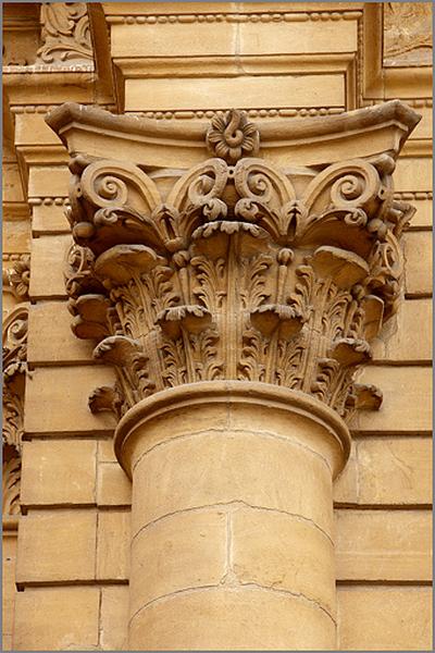 Elévation antérieure, détail des chapiteaux des colonnes encadrant le portail central vu depuis le sol.